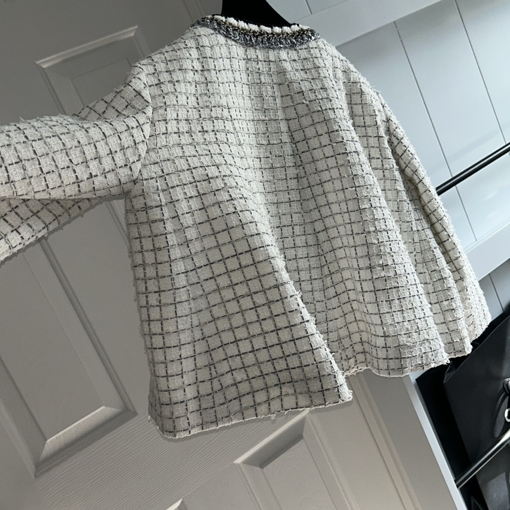 Chanel tweed jacket. 38. Fits XS. - Picture 8 of 13